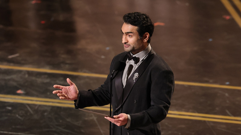 Kumail Nanjiani présentant ses catégories d'Oscar lors de la 98e cérémonie des Oscars (2026)