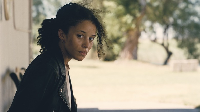 Willa Ferguson coincée sur un banc dans One Battle After Another (2026)