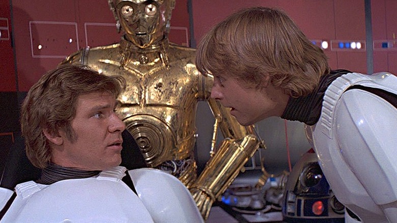 Luke Skywalker et Han Solo regardent