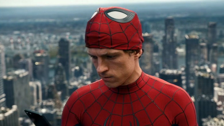 Peter Parker regardant son téléphone dans Spider-Man : Brand New Day (2026)