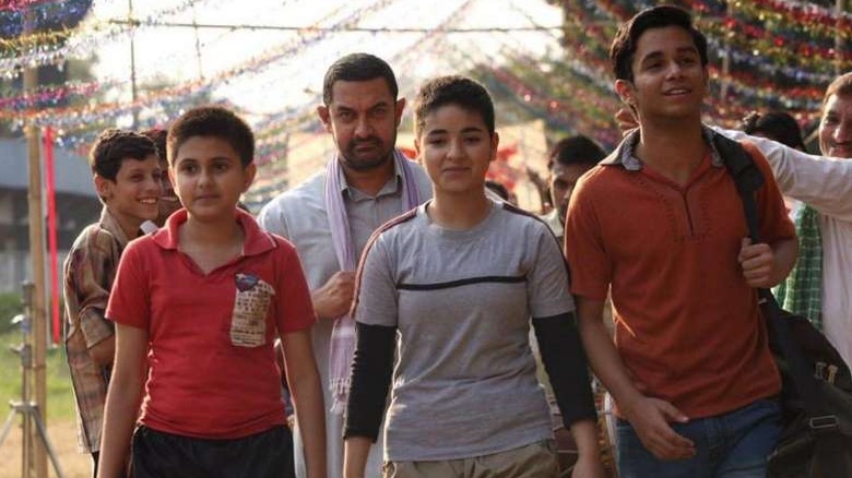 Suhani Bhatnagar, Zaira Wasim, Aamir Khan et Ritwik Sahore à Dangal