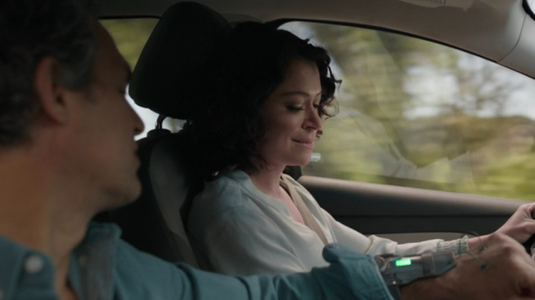 Bruce montre à Jennifer son dispositif inhibiteur Hulk 