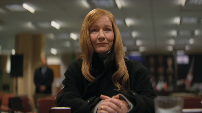 Un gros plan de Stratt assis à un bureau dans le projet Hail Mary