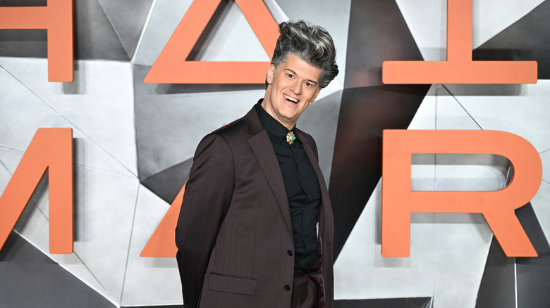 James Ortiz portant un costume à la première du Projet Hail Mary