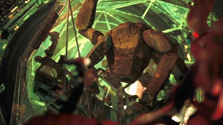 Rocky lève le bras à l'intérieur d'un navire 