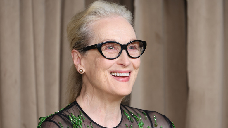 Meryl Streep sourit