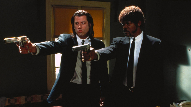 Vincent et Jules pointent leurs armes dans Pulp Fiction