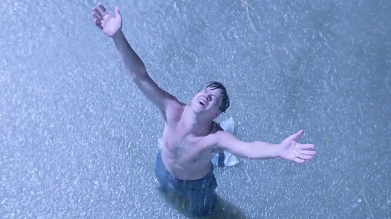 Tim Robbins dans le rôle d'Andy Dufresne s'échappe enfin de prison dans The Shawshank Redemption