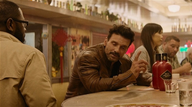 Roy fait un geste alors qu'il parle à Dave 