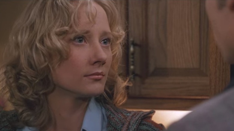 Anne Heche a l'air frustrée de parler à son mari