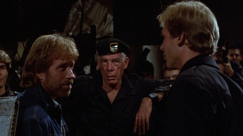 McCoy parle à Peterson sous le regard d'Alexander 