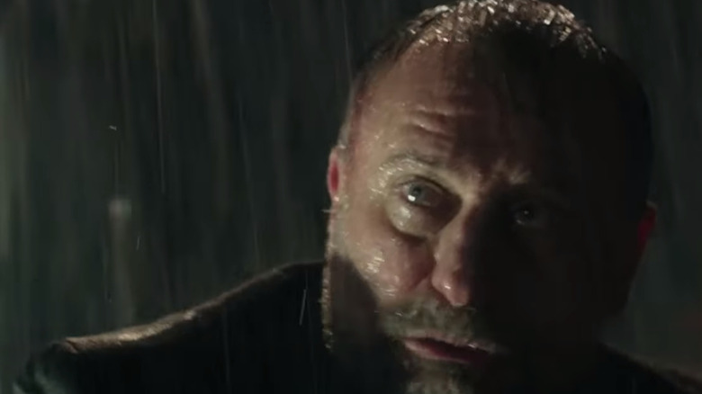 Michael Nyqvist sous la pluie