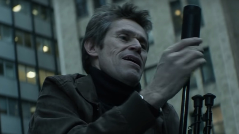 Willem Dafoe avec un fusil de précision