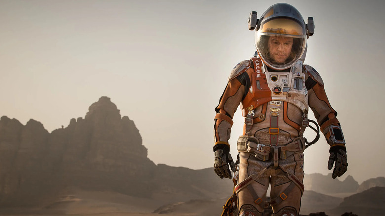 Mark dans sa combinaison spatiale sur Mars dans The Martian