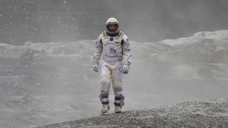 Cooper dans une combinaison spatiale dans Interstellar