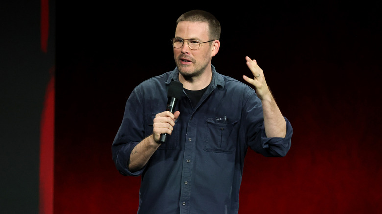 Zach Cregger s'exprimant sur scène pour promouvoir les armes