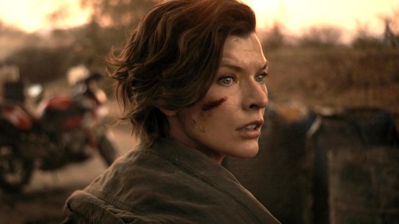 Alice regardant par-dessus son épaule dans Resident Evil : The Final Chapter