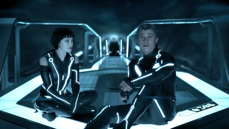 Quorra regarde Sam Flynn dans Tron : Legacy