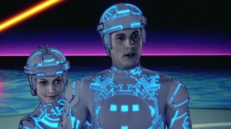 Tron et Yori debout ensemble dans Tron