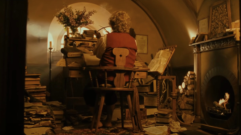 Bilbo assis dans son bureau