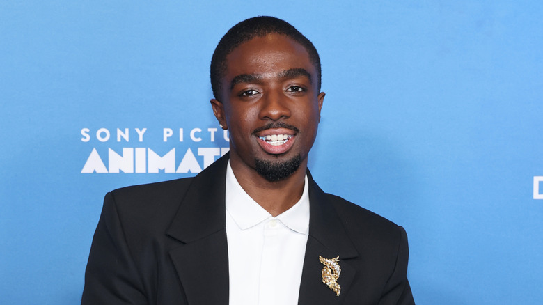 Caleb McLaughlin souriant à la première de Goat
