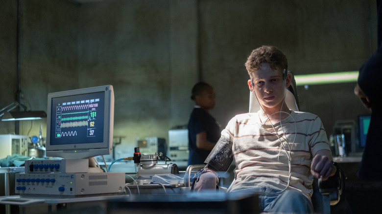 Luke Ellis attaché à une machine sur The Institute