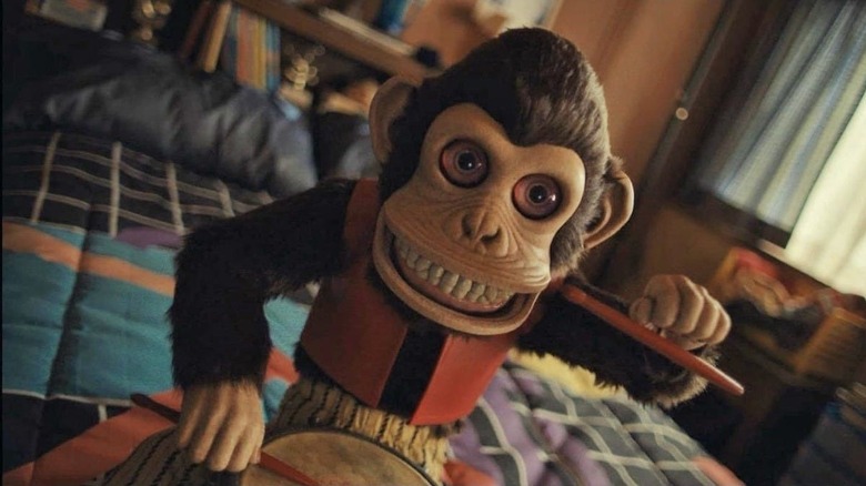 Singe jouet jouant du tambour dans The Monkey