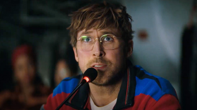 Dr Ryland Grace regardant une présentation dans le cadre du projet Hail Mary (2026)