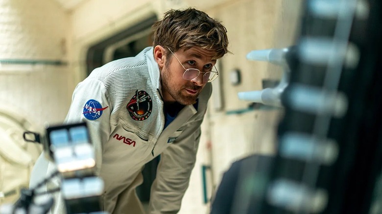 Dr Ryland Grace inspectant une machine dans le cadre du projet Hail Mary (2026)