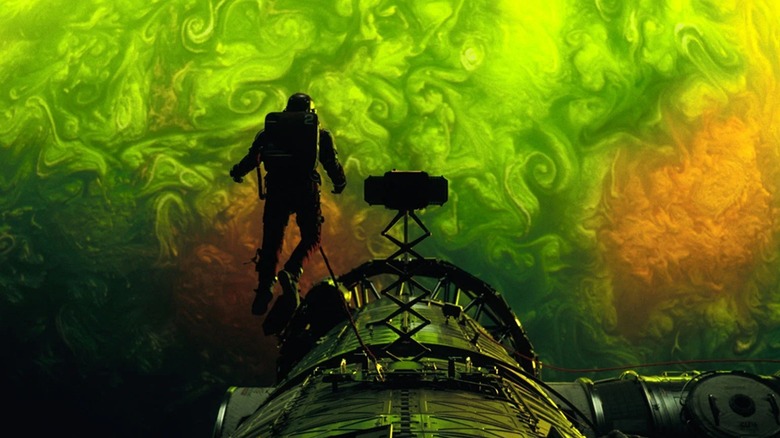 Dr Ryland Grace planant devant un soleil vert dans Project Hail Mary (2026)