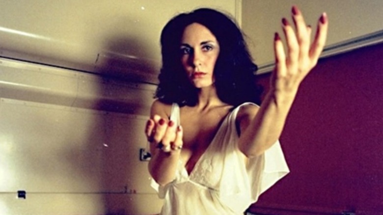 Abbie Santini fait signe 