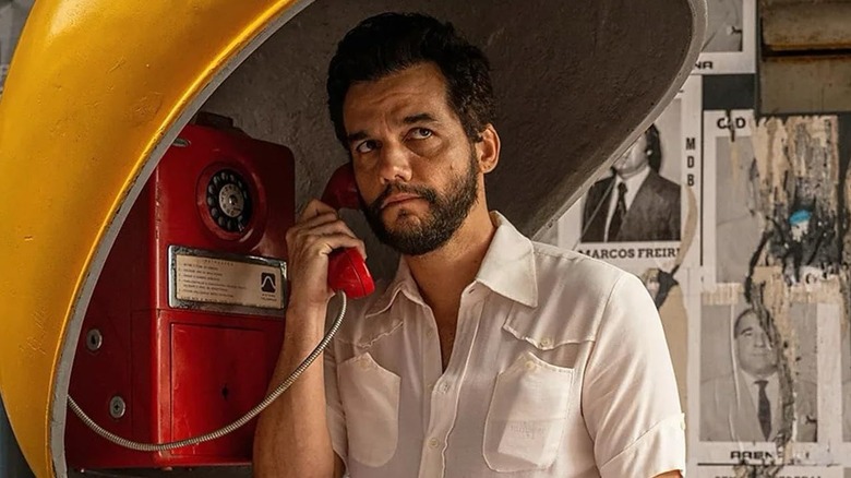 Marcelo au téléphone dans L'Agent Secret (2025)