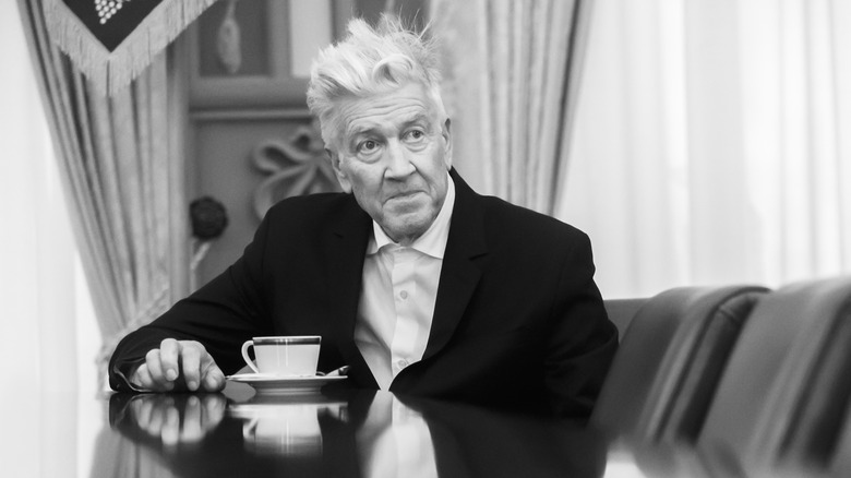 David Lynch assis à une table