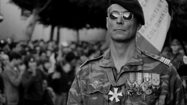 Soldat portant des médailles et des lunettes de soleil lors de la bataille d'Alger
