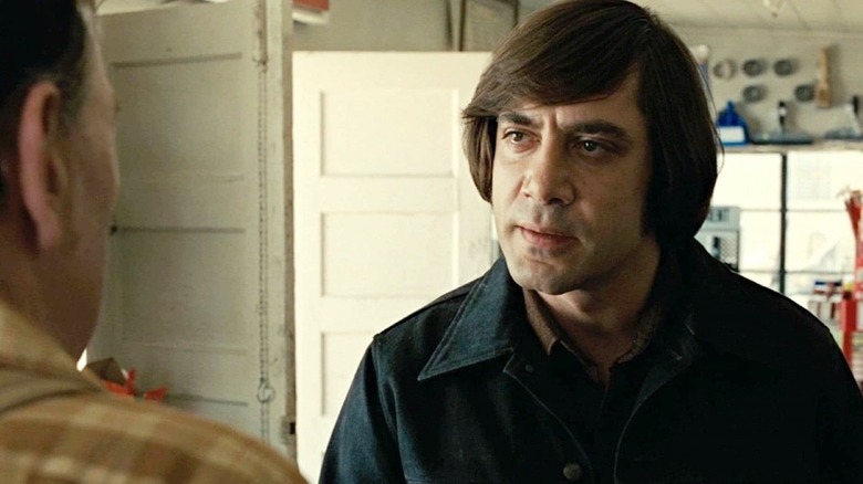 Chigurh dans une station-service discutant avec le vendeur de No Country for Old Men
