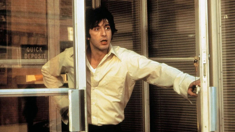 Sonny regardant par la porte, effrayé, dans Dog Day Afternoon