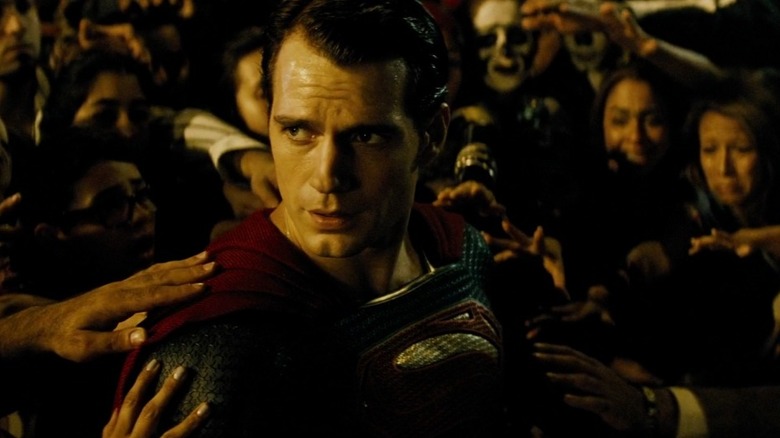 Superman semble désespéré dans une foule dans Batman v Superman : Dawn of Justice (2016)