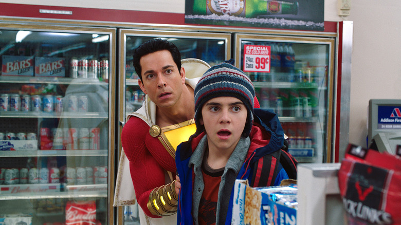 Shazam et Freddy Freeman se mettent à couvert dans Shazam ! (2019)