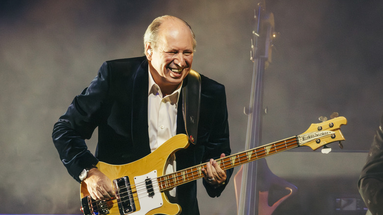 Hans Zimmer déchiquetant une guitare lors d'un concert (2024)