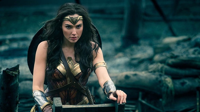 Wonder Woman émerge pour traverser No Man's Land dans Wonder Woman (2017)
