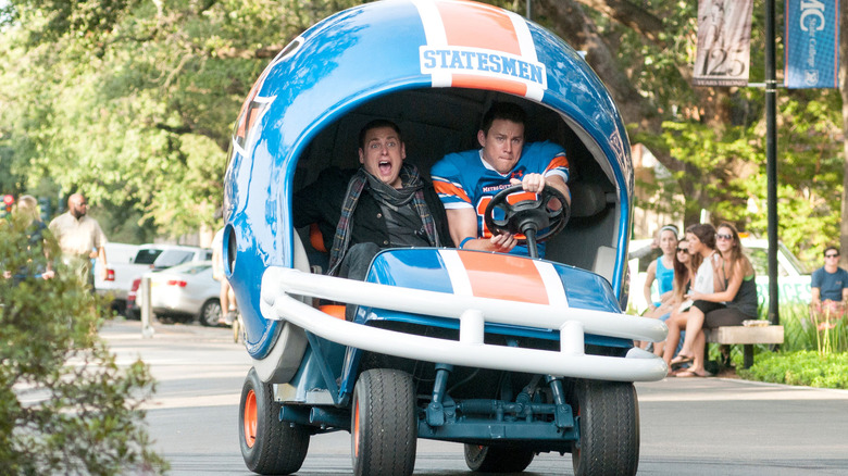 Schmidt et Jenko dans un véhicule en forme de casque de football lors d'une scène de poursuite au 22 Jump Street