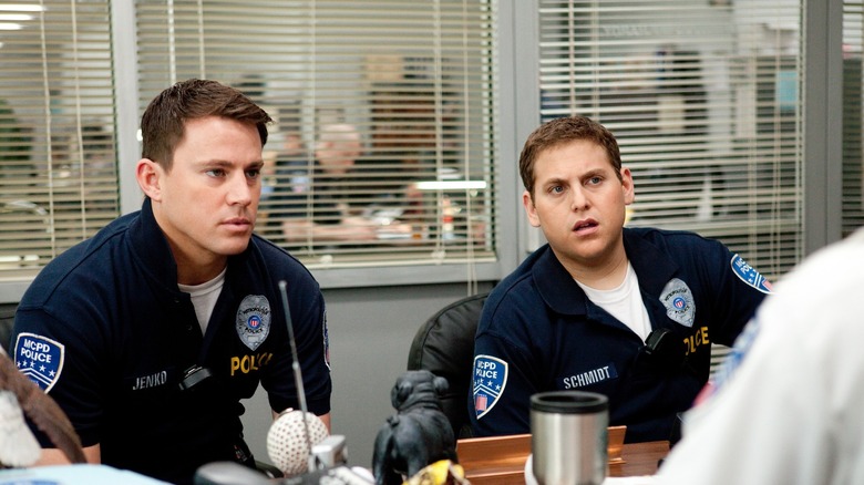 Jenko et Schmidt en uniforme de police, l'air consternés derrière le bureau d'un superviseur au 21 Jump Street (2012)