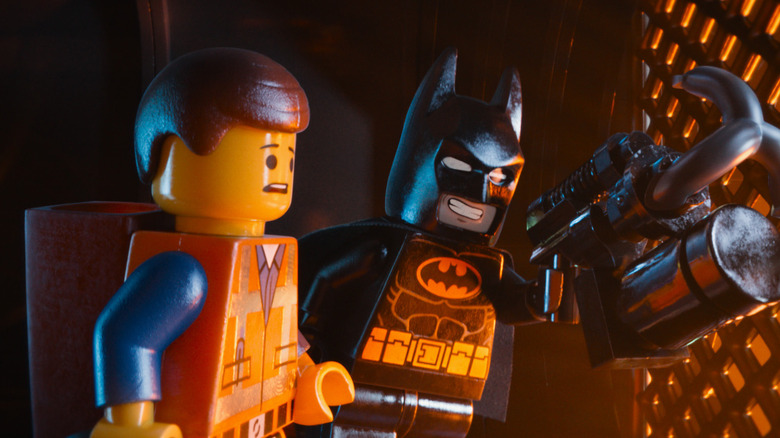 Emmett et Lego Batman se préparent à utiliser un grappin dans Le film Lego