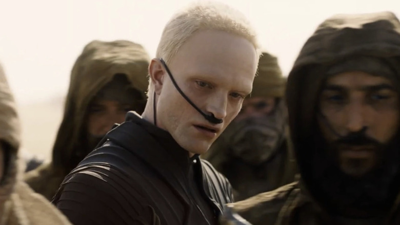 Scytale se tient parmi les Fremen dans 