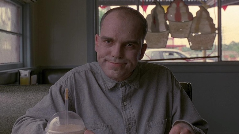 Karl assis dans un restaurant dans Sling Blade (1996)