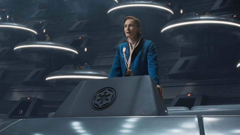 Mon Mothma s'exprimant au Sénat Impérial dans Andor saison 2 (2025)