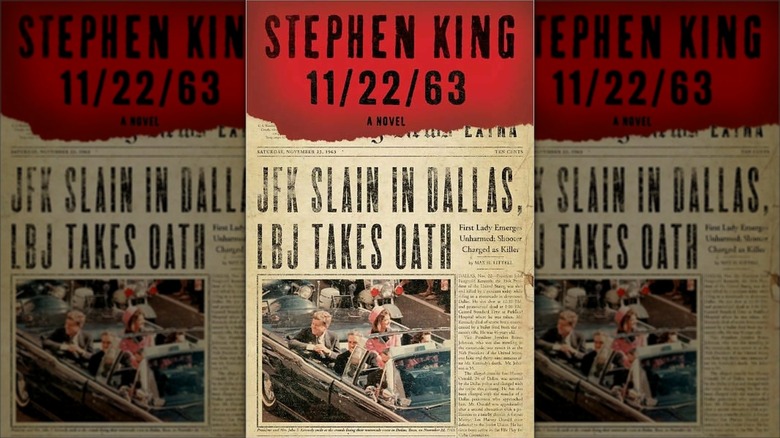 Un titre de journal sur l'assassinat de JFK en couverture de "22/11/63" (2011)