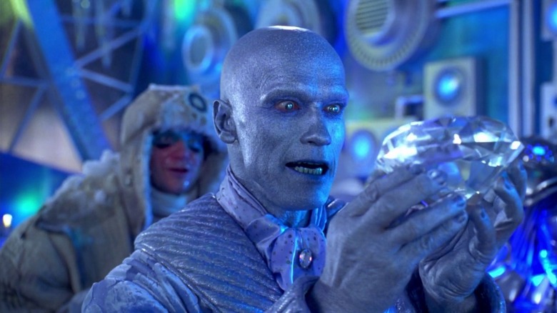 M. Freeze tenant un gros diamant dans son antre dans Batman & Robin (1997)