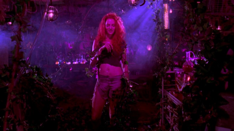 Poison Ivy sourit après avoir empoisonné Jason Woodrue dans Batman & Robin (1997)