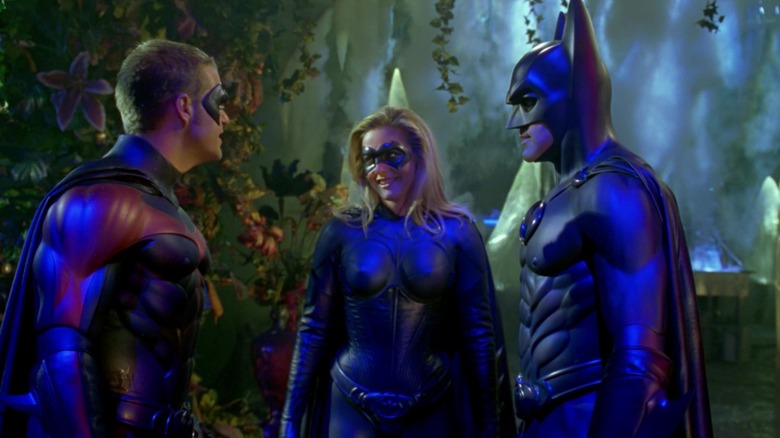 Robin, Batgirl et Batman souriant ensemble dans Batman & Robin (1997)